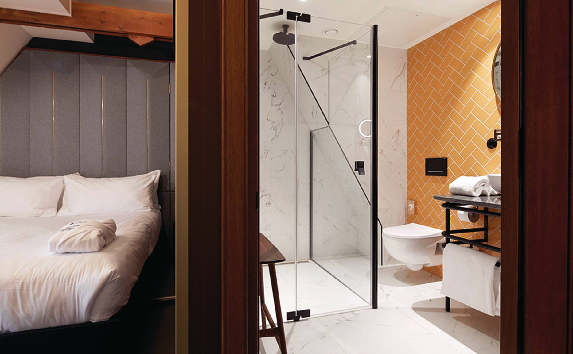 HÜPPE hat die Hotelzimmer mit maßgefertigten Seitenwänden und Türen aus der Serie Design pure in der BlackEdition ausgestattet.